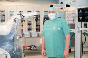 Prim. Dr. Jürgen Barth (Leiter der Abteilung für Orthopädie und Traumatologie am Krankenhaus Braunau) beim Einsatz von Mako im Operationssaal