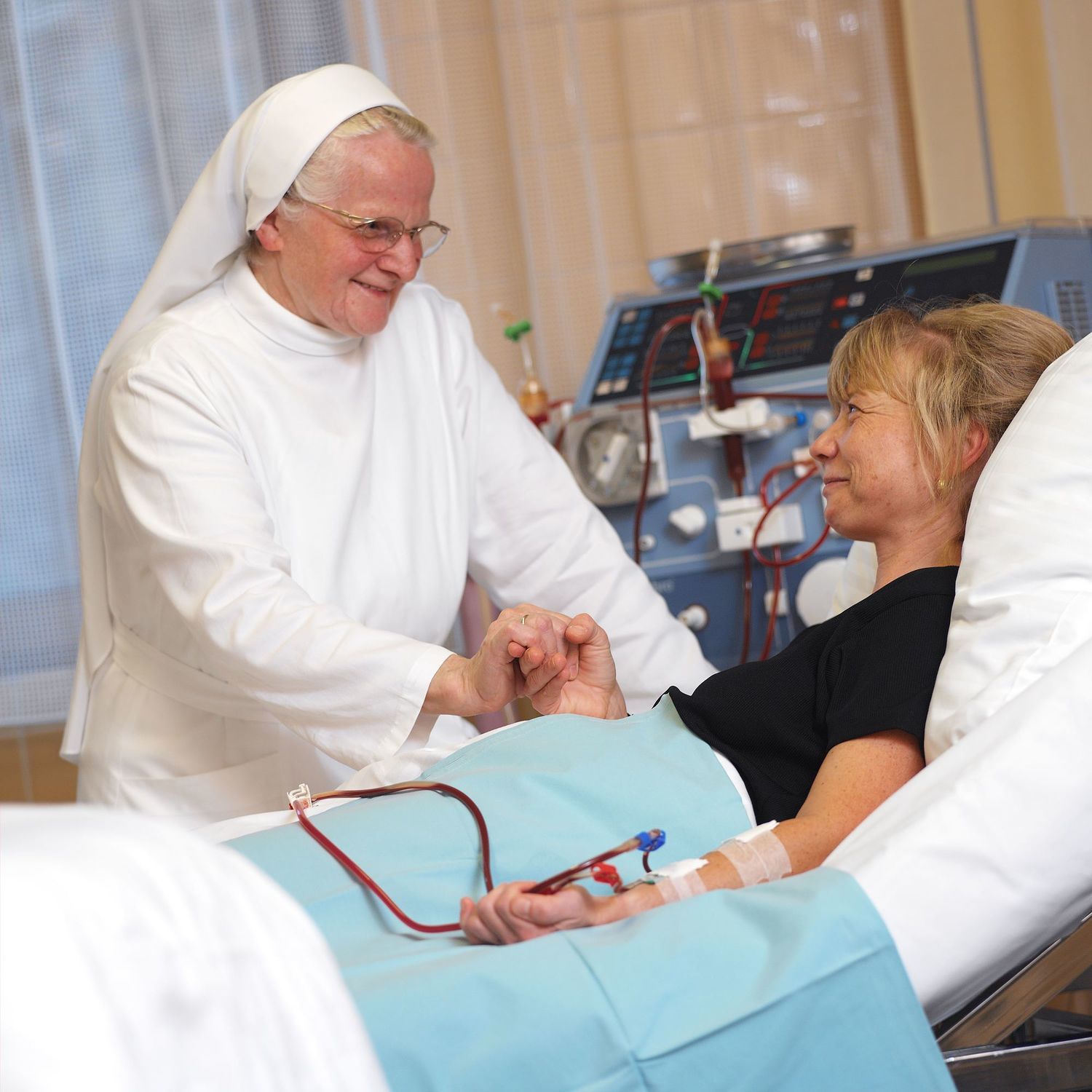 Oö. Ordensspitäler Koordinations Gmbh / Oö. Ordensspitäler Koordinations Gmbh Dieses Bild zeigt eine Ordensschwester im Gespräch mit einer Patientin