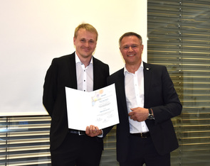 Dr. Klaus Altmann (links) erhält die Auszeichnung für seine wissenschaftlichen Arbeiten  vom Ärztlichen Direktor Dr. Johannes Huber.