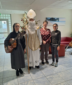 Der Nikolaus mit dem Team der Krankenhausseelsorge mit Krankenhausoberin Katharina Franz, MAS, Mag.a Martina Lainer (Leiterin) und Mag.a Saskia Brandstätter. 