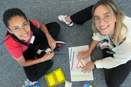 Kreativ gingen Johanna Bauhofer (li.), Lehrling zur Medienfachfrau, und ihre Mentorin Anna  Prechtl, BA (re), aus dem Klinikum-Online-Marketing das gegenseitige Kennenlernen an. 