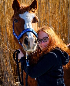 Verena Pehböck nach dem Eingriff mit Pferd Ikarus 