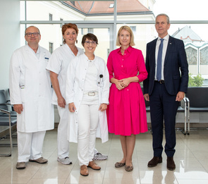 Ordensklinikum Linz v.l.: OA Dr. Bernhard Reiter, DGKP Anita Honeder, Dr.in Isabelle Allmendinger, LH-Stv.in Gesundheitslandesrätin Mag.a Christine Haberlander und Dr. Stefan Meusburger