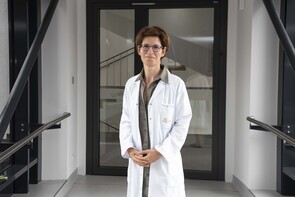 Prim. Dr. in Daniela Gattringer, Leiterin der Physikalischen Medizin am Ordensklinikum Linz Barmherzige Schwestern, klärt auf, was beim Skifahren mit einer Prothese zu beachten ist.  