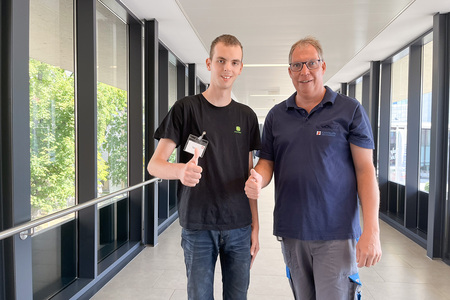  Jürgen Baumgartner, Leiter der Materialwirtschaft am Klinikum-Standort Wels, freut sich  über Verstärkung in der Lagerverwaltung durch Lehrling Tobias Gumpelmeier