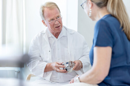 Im Endoprothetik-Zentrum profitieren die Patient*innen von einem „Rundum-Paket“,  das von intensiver Vorbereitung über modernste OP-Methoden bis hin zur Nachsorge reicht.