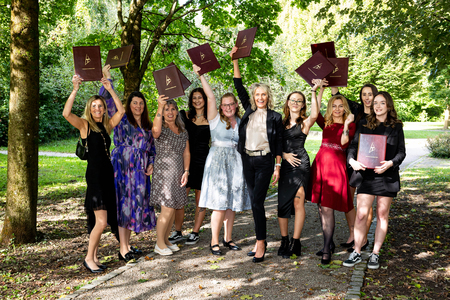 Am Bild von links: Simone Priewasser, Gilia Bahu, Manuela Mair, Cecile Österbauer, Michelle Kühleitner, Anita Gander, Sarah Haslinger, Elizabeta Rankovic, Franziska Pallasser und Leonie Schöppl. 