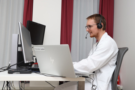 Prim. Dr. Matthias Kölbl bei der Televisite in der Notfallambulanz (ZAE)  