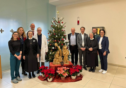 Die Krankenhausoberin, Mitglieder der Kollegialen Führung und der Ärzteschaft sowie der Seelsorge überbrachten die Weihnachtswünsche auf allen Stationen.