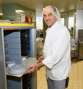 Küchenleiter Gerhard Haubentrath bei einem neuen Speisewagen mit zwei Klima-Zonen. 