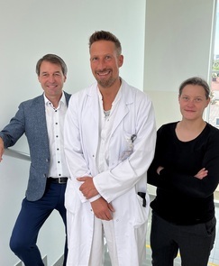 Am Bild von links: Erwin Windischbauer, MAS (Geschäftsführer Krankenhaus Braunau), Primar Dr. Richard Frauscher und OÄ Dr. Corinna Hirzinger, Ph.D., MBA (Ärztliche Direktorin Krankenhaus Braunau).