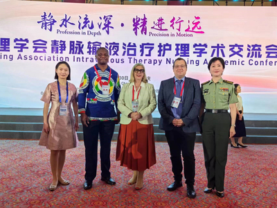 Wolfgang Kuttner vertrat 2024 den ÖGKV bei der internationalen Konferenz der i.v. Therapy-Nurses in Chongqing, China, und fokussierte in seiner Keynote auf europäische  Pflegeherausforderungen.