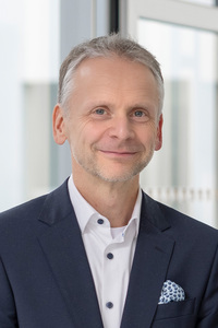 Prim. Prof. Dr. Björn Rath, Leiter der Abteilung für Orthopädie und orthopädische Chirurgie,  Klinikum Wels‐Grieskirchen 