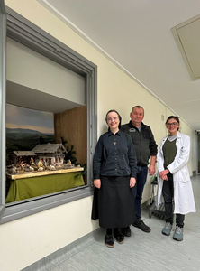 Die Weihnachtskrippe im Krankenhaus mit Krankenhausoberin Sr. Katharina Franz, MAS (links), Josef Bichler vom Krippenbauverein Burgkirchen und Mag.a Saskia Brandstätter (Krankenhausseelsorge). 