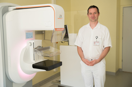 Prim. Dr. Markus Gapp, Leiter der Abteilung für Radiologie am Krankenhaus Braunau, mit dem neuen Mammographie-System „Mammomat B.brilliant“.